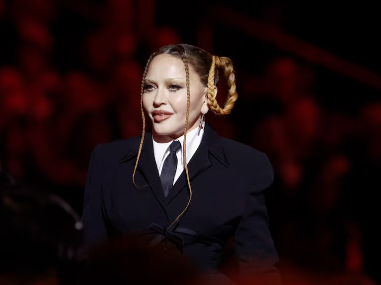 Madonna Postpone her tour